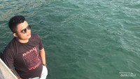 Menikmati matahari di tangga dermaga.