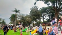 Sisi kanan Taman Monumen Perjuangan Rakyat Jabar untuk bermain anak.