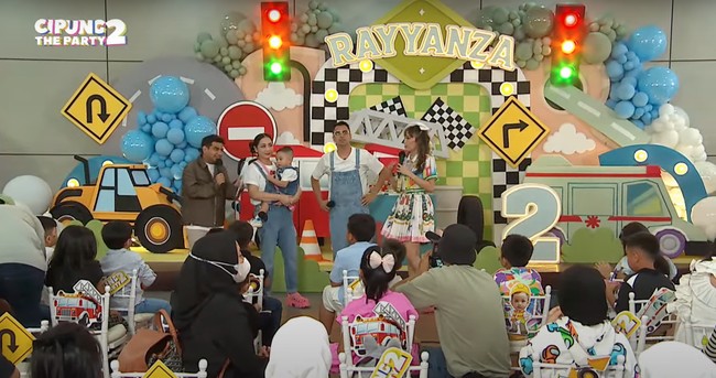 Meriah dengan dihadiri oleh banyak artis, terlihat Ayu Dewi dan Fadil Jaidi menjadi host di acara tersebut. Raffi dan keluarganya pun tampak kompak mengenakan pakaian yang sama. Foto: YouTube/Rans Entertainment