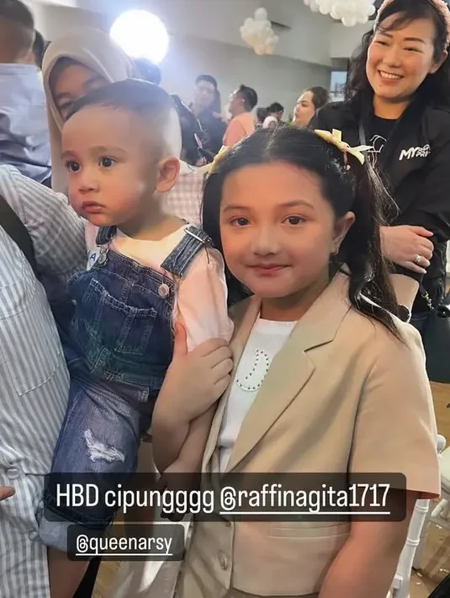 Putri Ashanty dengan Anang Hermansyah, Arsy juga terlihat hadir dan berpose bersama Rayyanza. Arsy tampil cantik mengenakan blazer coklat dengan rambut panjang yang diikat dua. Foto: Instagram/@ashanty