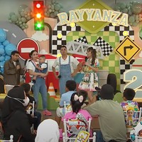 Meriah dengan dihadiri oleh banyak artis, terlihat Ayu Dewi dan Fadil Jaidi menjadi host di acara tersebut. Raffi dan keluarganya pun tampak kompak mengenakan pakaian yang sama. Foto: YouTube/Rans Entertainment
