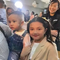 Putri Ashanty dengan Anang Hermansyah, Arsy juga terlihat hadir dan berpose bersama Rayyanza. Arsy tampil cantik mengenakan blazer coklat dengan rambut panjang yang diikat dua. Foto: Instagram/@ashanty
