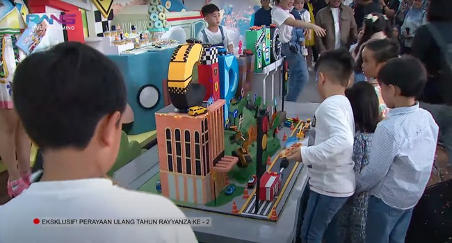 Unik, kue ulang tahun Rayyanza itu tampak dibuat spesial dengan ukuran yang cukup besar. Terdapat tulisan ‘Cipung’ dan berbagai macam mobil, sesuai dengan tema ulang tahunnya. Foto: YouTube/Rans Entertainment