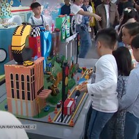 Unik, kue ulang tahun Rayyanza itu tampak dibuat spesial dengan ukuran yang cukup besar. Terdapat tulisan ‘Cipung’ dan berbagai macam mobil, sesuai dengan tema ulang tahunnya. Foto: YouTube/Rans Entertainment