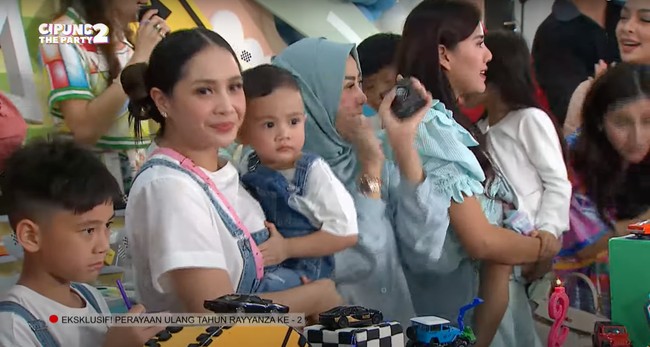 Ketika sesi tiup lilin keluarga Raffi dan Nagita terlihat berkumpul bersama dan menyanyikan lagu Happy Birthday untuk Rayyanza. Di sebelah Nagita tampak berdiri ibunda Raffi, Amy Qanita dan Syahnaz yang membawa serta anaknya. Foto: YouTube/Rans Entertainment