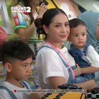 Ketika sesi tiup lilin keluarga Raffi dan Nagita terlihat berkumpul bersama dan menyanyikan lagu Happy Birthday untuk Rayyanza. Di sebelah Nagita tampak berdiri ibunda Raffi, Amy Qanita dan Syahnaz yang membawa serta anaknya. Foto: YouTube/Rans Entertainment