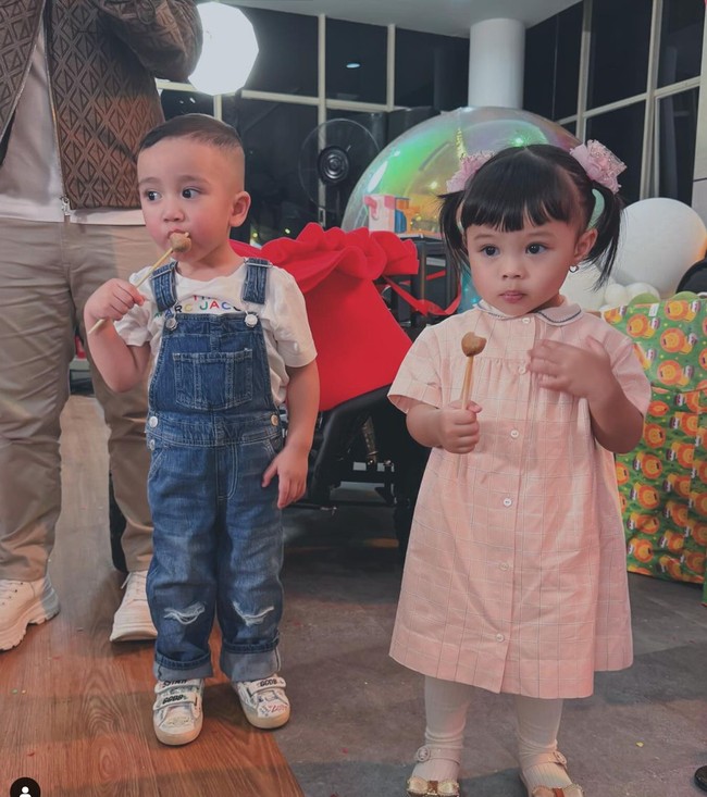 Aurel Hermansyah dan Atta Halilintar juga datang dengan membawa serta putrinya, Ameena. Mengenakan dress dengan rambut yang diikat dua, Ameena tampak imut berpose bersama Rayyanza. Foto: Instagram/@raffinagita1717