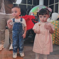 Aurel Hermansyah dan Atta Halilintar juga datang dengan membawa serta putrinya, Ameena. Mengenakan dress dengan rambut yang diikat dua, Ameena tampak imut berpose bersama Rayyanza. Foto: Instagram/@raffinagita1717