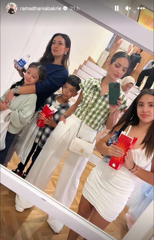 Nia Ramadhani jga tampak mengajak serta putrinya, Mikhayla Bakrie untuk menghadiri ulang tahun kedua Rayyanza. Mengenakan dress putih pendek, pesona Mikhayla yang sudah beranjak remaja mencuri atensi. Foto: Instagram/@ramadhaniabakrie