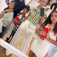 Nia Ramadhani jga tampak mengajak serta putrinya, Mikhayla Bakrie untuk menghadiri ulang tahun kedua Rayyanza. Mengenakan dress putih pendek, pesona Mikhayla yang sudah beranjak remaja mencuri atensi. Foto: Instagram/@ramadhaniabakrie