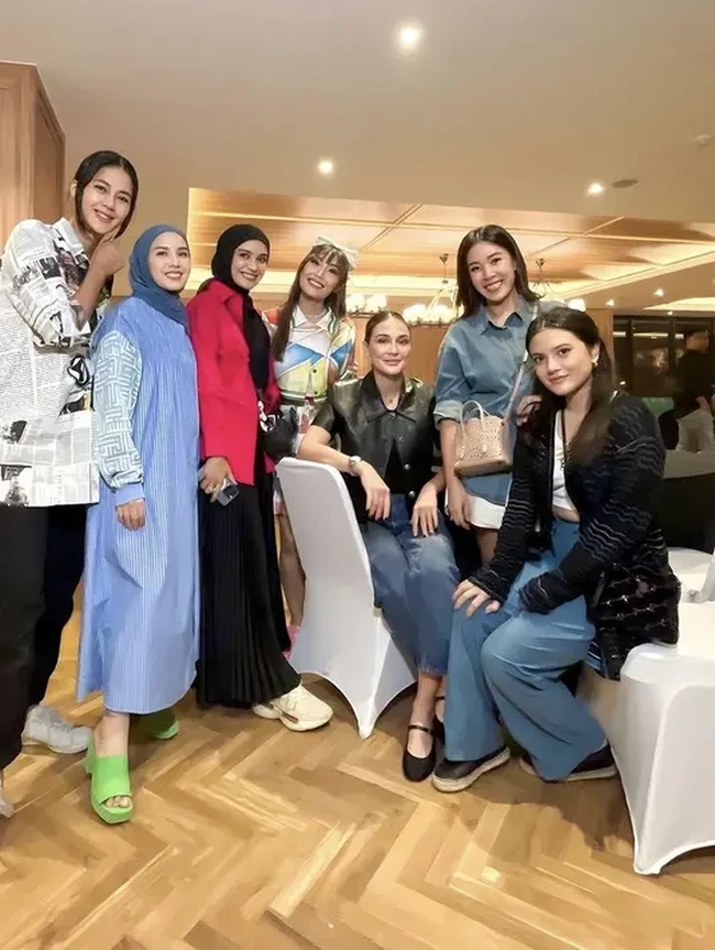 Geng cendol yang berisi  Paula Verhoeven, Tya Ariestya, Shireen Sungkar, Ayu Dewi, Luna Maya, dan beberapa lainnya juga tampak hadir. Mengenakan pakaian kasual terlihat geng cendol kompak berpose bersama. Foto: Instagram/@lunamaya