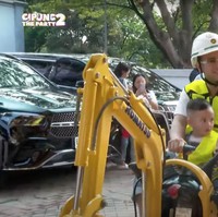 Datang bersama kedua putranya, Raffi Ahmad dan Cipung tampak menaiki excavator mini berwarna kuning, sementara Rafathar berjalan di sebelahnya. Nagita sendiri sudah terlebih dulu sampai dengan menaiki mobil hitamnya. Foto: YouTube/Rans Entertainment