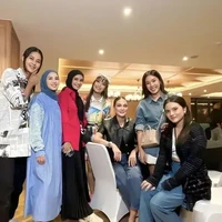 Geng cendol yang berisi  Paula Verhoeven, Tya Ariestya, Shireen Sungkar, Ayu Dewi, Luna Maya, dan beberapa lainnya juga tampak hadir. Mengenakan pakaian kasual terlihat geng cendol kompak berpose bersama. Foto: Instagram/@lunamaya
