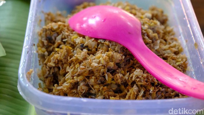 Sate biasanya berbahan dasar daging sapi atau ayam. Tetapi di Desa Palaes, Sulawesi Utara, sate terbuat dari jantung pisang. Yuk, intip cara pembuatannya.