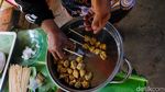 Unik, Sate Khas Desa Palaes Dibuat dari Jantung Pisang