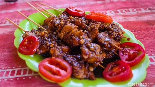 Unik, Sate Khas Desa Palaes Dibuat dari Jantung Pisang