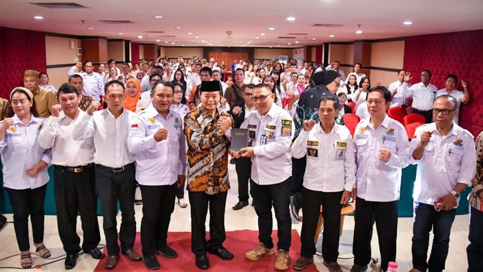 Wakil Ketua MPR RI Hidayat Nur Wahid (HNW) mengisi Dialog Kebangsaan bertajuk ‘Merawat Kebhinekaan dalam Kesatuan Ideologi Pancasila Menuju Masa Depan Indonesia’ yang digelar oleh Forum Musyawarah Pentakosta Solidaritas (F-MPS) di Manado, Selasa (21/11).