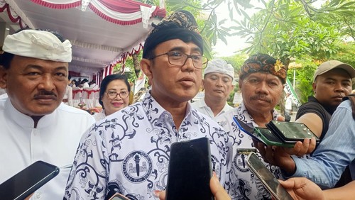 Wali Kota Denpasar I Gusti Ngurah Jaya Negara di SMK PGRI 3 Denpasar, Bali, Senin (27/11/2023).