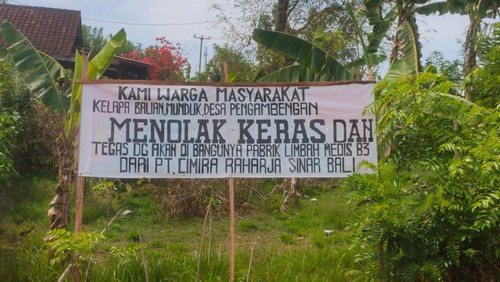 Spanduk penolakan warga atas rencana pembangunan pabrik limbah B3 di Banjar Kelapa Balian, Desa Pengambengan, Kecamatan Negara, Kabupaten Jembrana, Senin (27/11/2023).