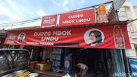 Kini usaha Gudeg Mbok Lindu dikelola oleh generasi kedua, Ratia yang merupakan anak ketiga Mbah Lindu. Warungnya ada di Jalan Sosrowijayan No 41-43, Sosromenduran, Gedong Tengen. Foto: Mahendra Lavidavayastama/detikJogja