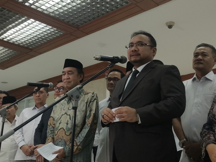 Menag Yaqut Cholil Qoumas di kompleks parlemen, Senayan, Jakarta, Senin (27/11/2023).