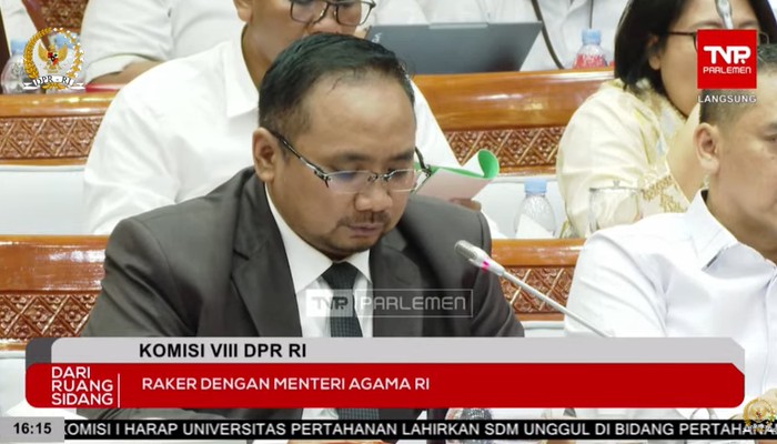 Menag Yaqut Cholil Qoumas dalam raker bersama DPR RI tentang penetapan biaya haji 2024, Senin (27/11/2023).