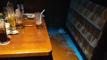 Bisa-bisanya gender reveal di restoran dan nggak dibersihkan begini. Foto: fibbybob via Bored Panda  