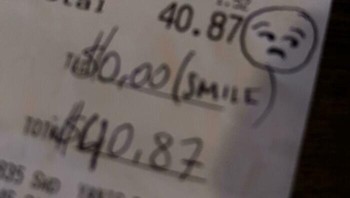 Mungkin waitres-nya sedang mengalami hari yang buruk. Kan kasihan. Foto: StuckInSalem via Bored Panda