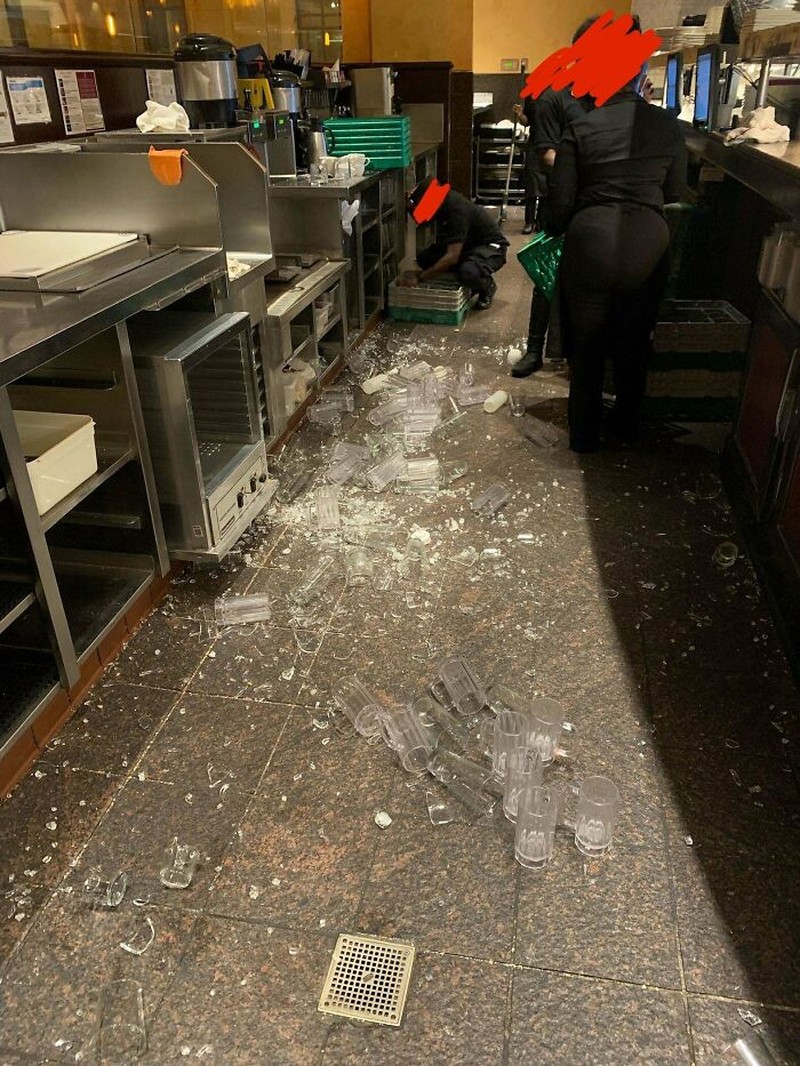 Nggak gampang untuk bekerja di bidang jasa. Berikut ini adalah sejumlah foto yang bisa gambarkan lika-liku menjadi seorang pelayan.