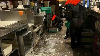 Benar-benar kerja bakti untuk membersihkannya. Foto: PaleBlueDotEnthused via Bored Panda