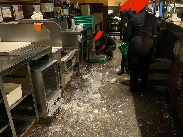 Foto Ujian Hidup Pelayan Restoran, Ingat Sabar Disayang Tuhan