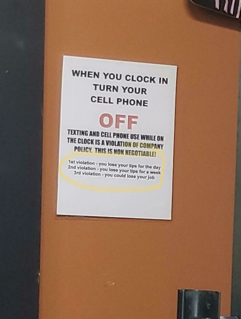 Nggak gampang untuk bekerja di bidang jasa. Berikut ini adalah sejumlah foto yang bisa gambarkan lika-liku menjadi seorang pelayan.