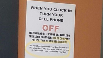 Hukuman kejam untuk karyawan yang ketahuan main HP di jam kerja. Pelanggaran pertama, tips seharian akan diambil. Pelanggaran kedua, tips seminggu akan diambil. Pelanggaran ketiga, terancam dipecat. Foto: SourceIntelligent741 via Bored Panda