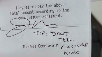 Gagal dapat tip karena meminta anak si customer tidak melemparkan gula ke tamu lain. Waduh, waduh. Foto: Saelem via Bored Panda