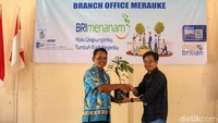 Pemimpin Cabang BRI Merauke Abdul Muis memberikan pohon kelengkeng secara simbolis kepada perwakilan warga Desa Salor Indah, Merauke, Kamis (16/11/2023).  