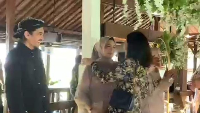 Akhdiyat Duta Modjo atau Duta Sheila on 7 among tamu di acara pernikahan di Kalasan, Sleman. Foto diunggah Selasa (28/11/2023).