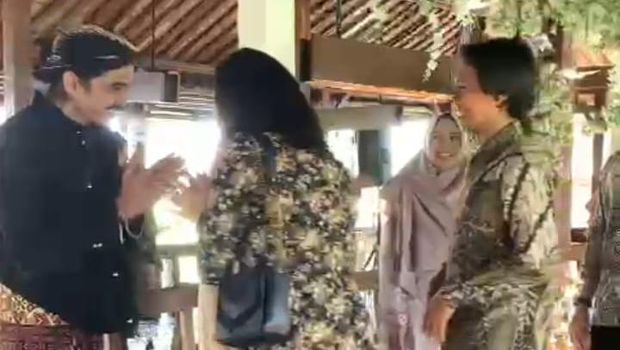 Akhdiyat Duta Modjo atau Duta 'Sheila on 7' among tamu di acara pernikahan di Kalasan, Sleman. Foto diunggah Selasa (28/11/2023).