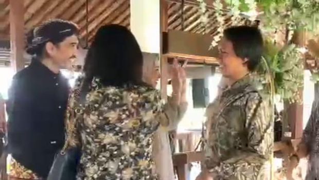 Akhdiyat Duta Modjo atau Duta 'Sheila on 7' among tamu di acara pernikahan di Kalasan, Sleman. Foto diunggah Selasa (28/11/2023).