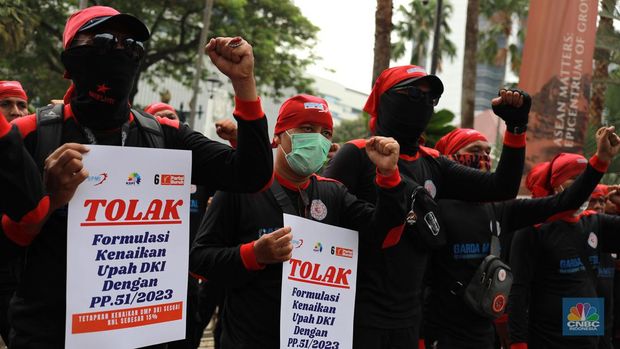 Aksi massa dari Partai Buruh dan KSPI di depan Balai Kota, DKI Jakarta, Selasa (28/11/2023). Aksi tersebut terkait upah minimum provinsi (UMP). (CNBC Indonesia/Muhammad Sabki)