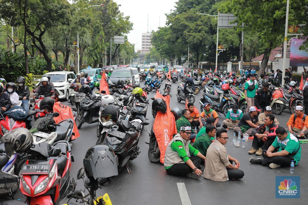 Aksi massa dari Partai Buruh dan KSPI di depan Balai Kota, DKI Jakarta, Selasa (28/11/2023). Massa terdiri dari beberapa kelompok buruh, mulai dari Partai Buruh hingga Serikat Pekerja Nasional. (CNBC Indonesia/Muhammad Sabki)