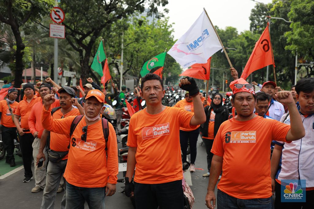 Aksi massa dari Partai Buruh dan KSPI di depan Balai Kota, DKI Jakarta, Selasa (28/11/2023). Massa terdiri dari beberapa kelompok buruh, mulai dari Partai Buruh hingga Serikat Pekerja Nasional. (CNBC Indonesia/Muhammad Sabki)
