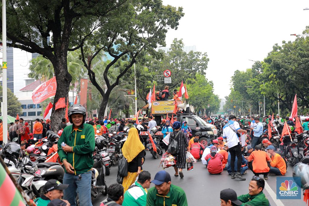Aksi massa dari Partai Buruh dan KSPI di depan Balai Kota, DKI Jakarta, Selasa (28/11/2023). Massa terdiri dari beberapa kelompok buruh, mulai dari Partai Buruh hingga Serikat Pekerja Nasional. (CNBC Indonesia/Muhammad Sabki)