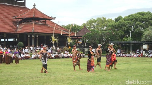 Alun-alun Ida Dewa Agung Jambe, Klungkung yang akan digunakan untuk pasar malam.