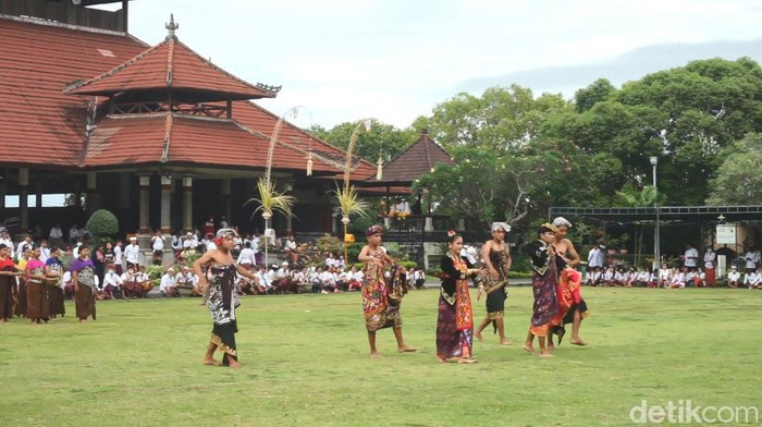 Alun-alun Ida Dewa Agung Jambe, Klungkung yang akan digunakan untuk pasar malam.