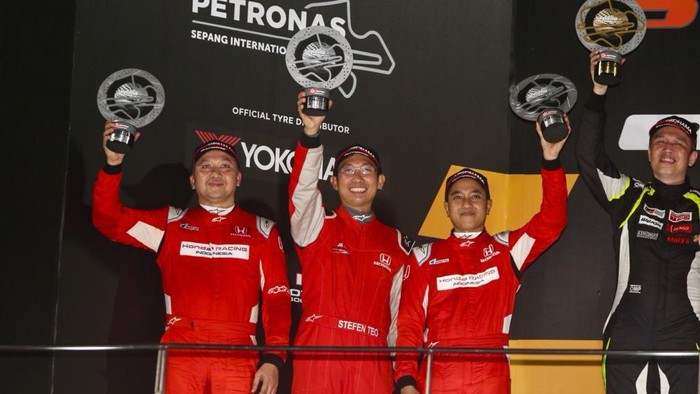 Duet ayah-anak Alvin dan Alvila Bahar mengharumkan nama Indonesia di kancah internasional. Keduanya baru saja meraih trofi runner-up Balapan Sepang 1.000 KM.