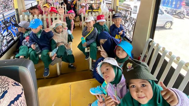 Anak-anak mengikuti program Outing Class di Ciamis.