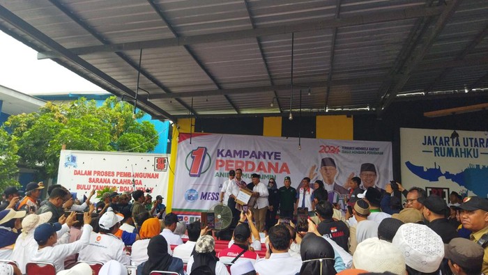 Anies Baswedan di Kampung Tanah Merah