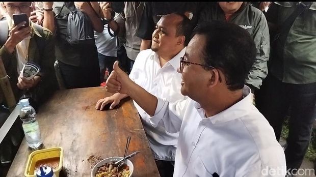 Anies makan Soto Mie di Bogor, pulang ke Jakarta naik KRL