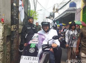 Pakai Helm AMIN, Anies Naik Motor Keliling Tanah Merah