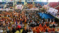 Anies menyampaikan orasi politiknya di depan warga di GOR Ciracas tentang perubahan.